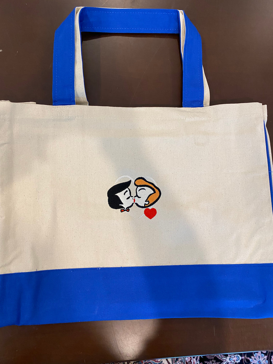 KISS BAG/TOTE WITH A BLUE BOTTOM AND HANDLES